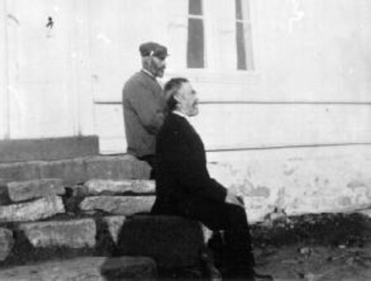 Anno Domkirkeodden, To menn, Jens og Hans sitter på trappa til gårdsbygning, Ringsaker.