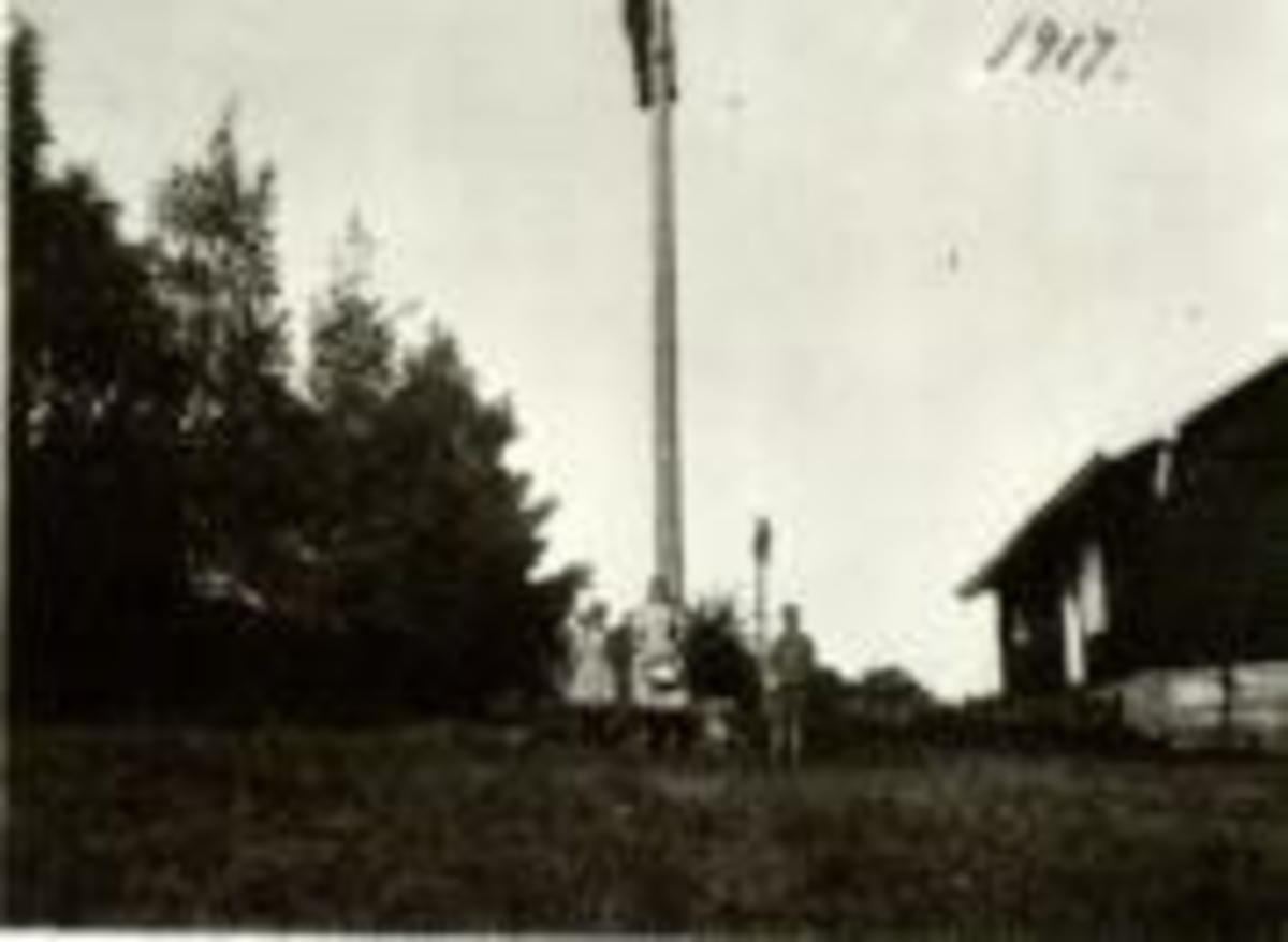 Anno Domkirkeodden, Trekking av kabel for elektrisk linje mellom stolper, Ringsaker. Tre barn.