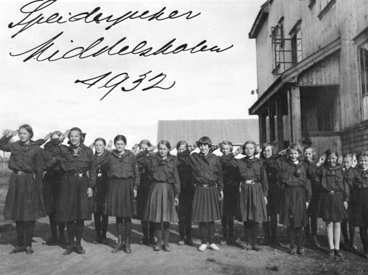 Anno Domkirkeodden, Stor gruppe pikespeidere gjør speiderhilsen ved middelskolen, Moelv.