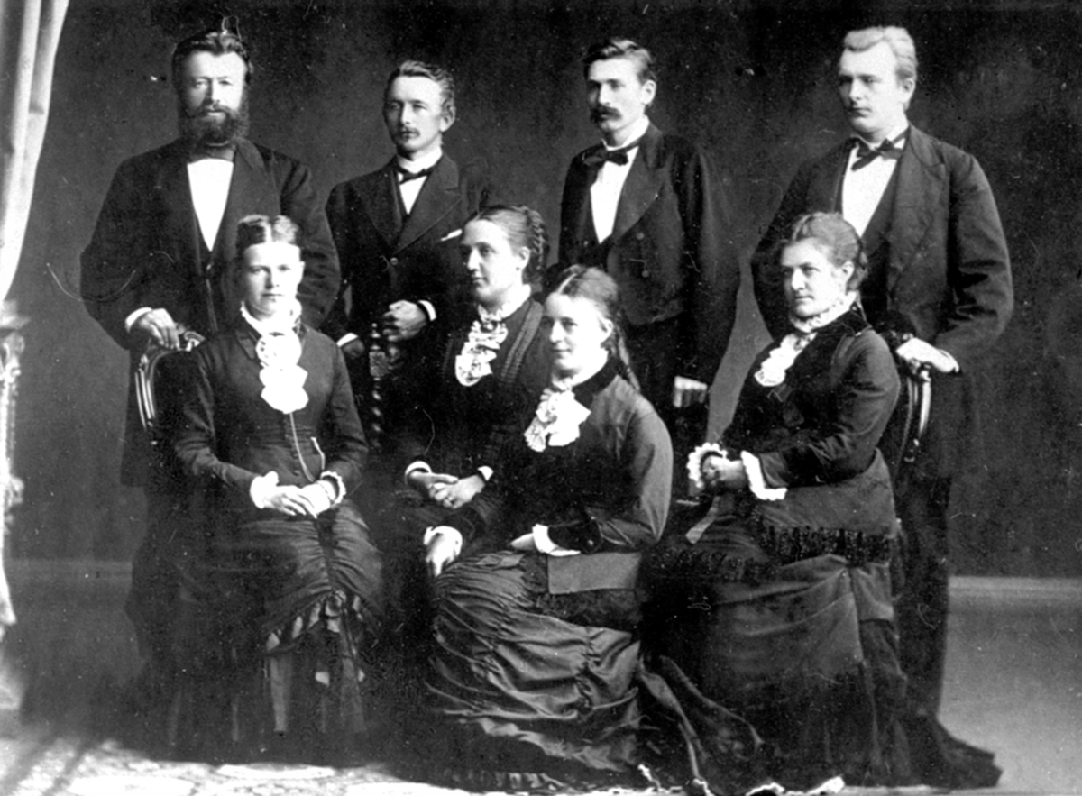 Anno Domkirkeodden, Gruppebilde i studio. Fra venstre er O. Dehlie og Maria Gyth, O. AA. Sandberg og Louise Dehlie, rittmester B. Dehlie og Agnes A. Frydenlund og Gunvor Dehlie.