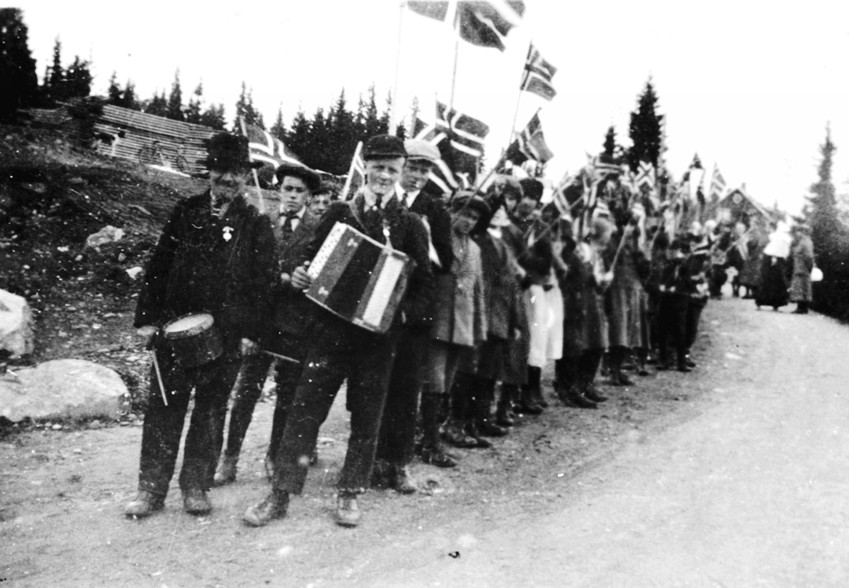 Anno Domkirkeodden, 17 maitog i Mesnalia. Anton Pedersen Messenlien f. 1874 med tromme, Ole Messenlien med trekkspill. Barne med flagg.