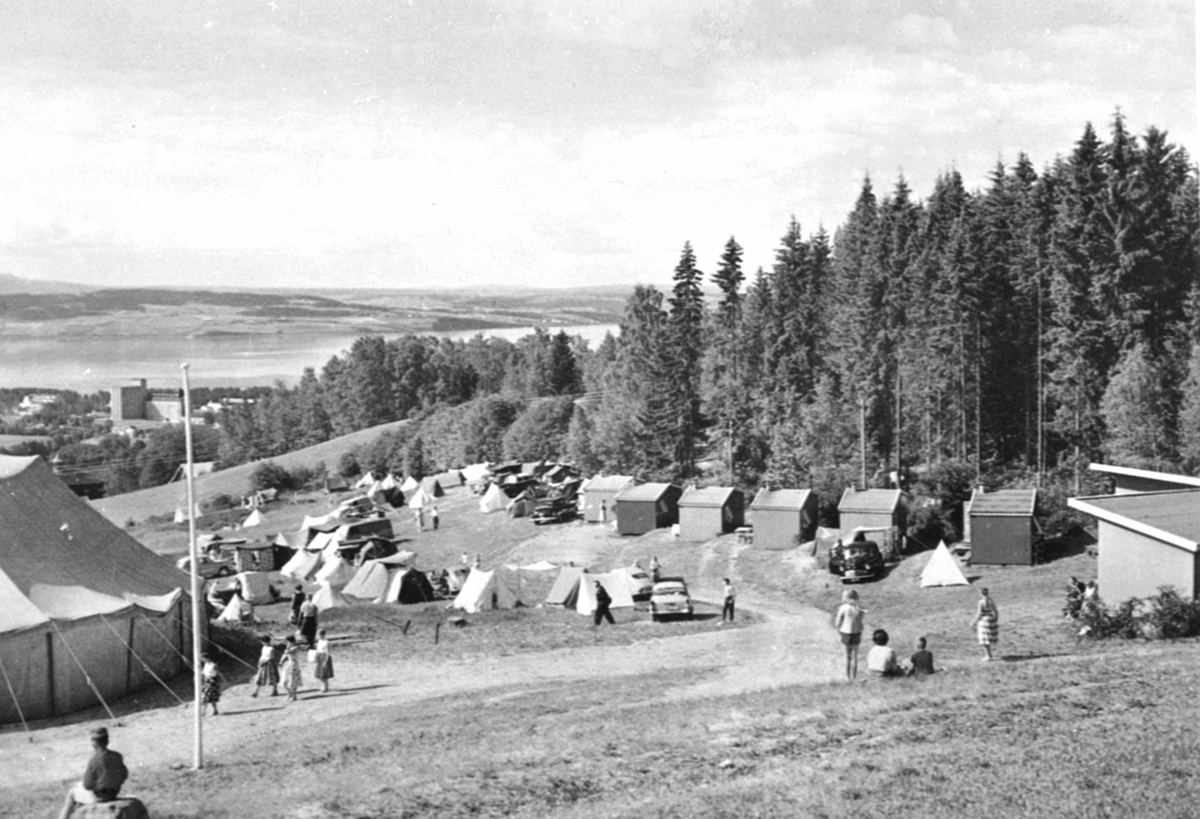 Anno Domkirkeodden, Campinghytter og telt på Hedmarktoppen camping og motell, Alhaug, Furnes. Utsikt mot Mjøsa og Helgøya.