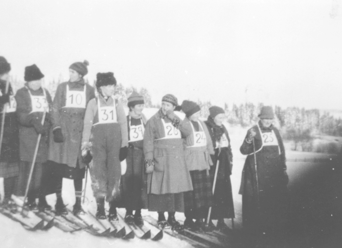 Anno Domkirkeodden, Skiløpere med nummer på brystet. Dameklassen i skirenn i Fredheimbakken, Nes, Hedmark. Fra venstre er Maja Fossum, Karen Borud, Anna Feiring, Syverine Wilberg med flere.