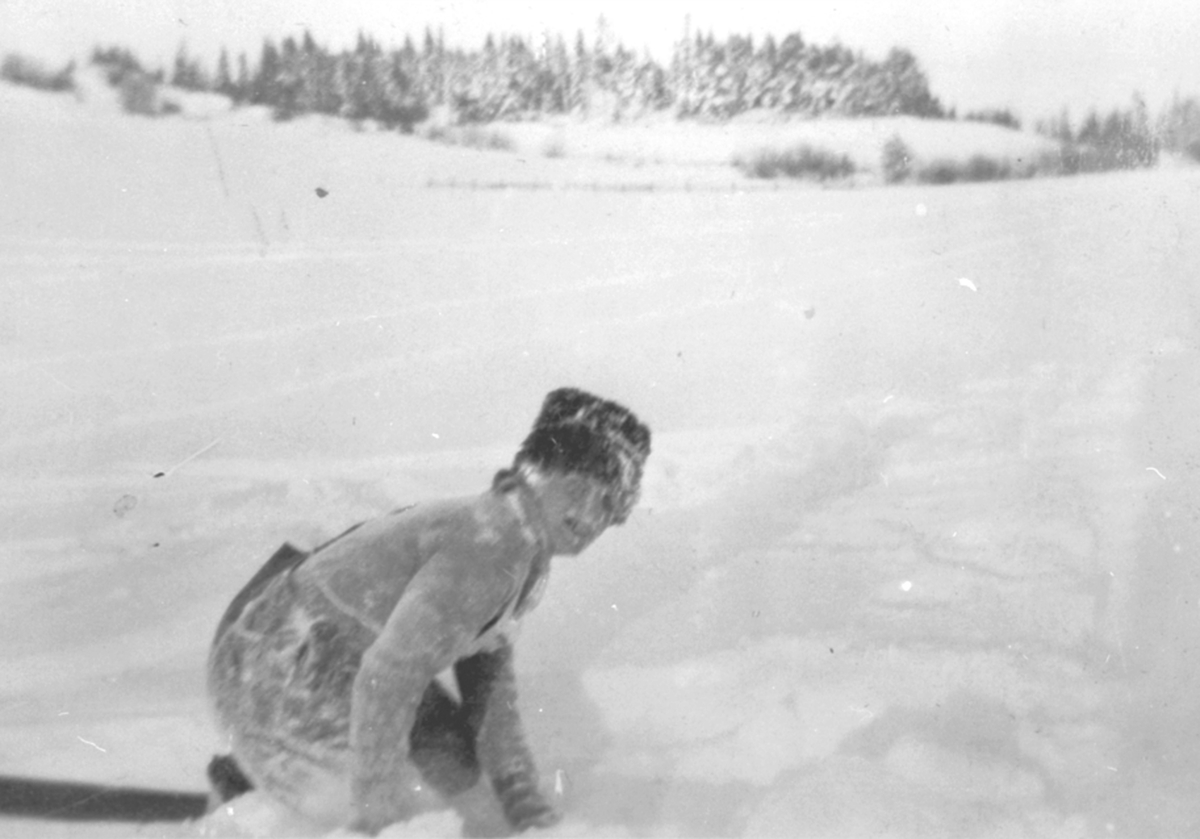 Anno Domkirkeodden, Severine Vilberg faller på ski i Fredheimsbakken, Nes, Hedmark. Skoleskirenn.