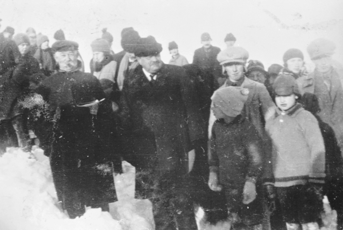 Anno Domkirkeodden, Skoleskirenn for Fredheim skole i Fredheimsbakken. Mye folk. Dommere er dyrlege Heggenhaugen og Skinstad.
