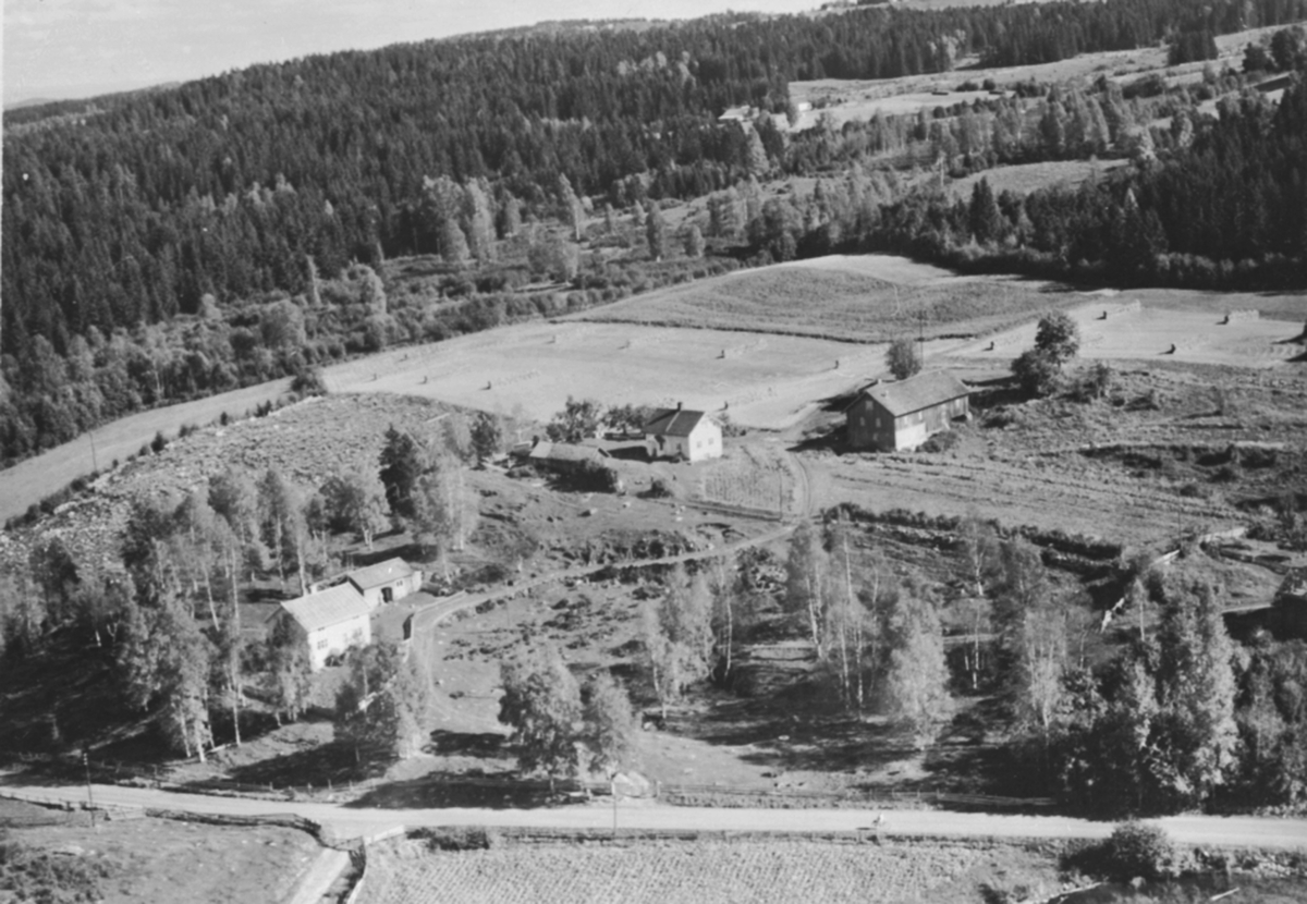 Anno Domkirkeodden, Flyfoto av Hannestad øvre (ødegard), Stavsjø, Hedmark. Til venstre et vilkårsbruk.
