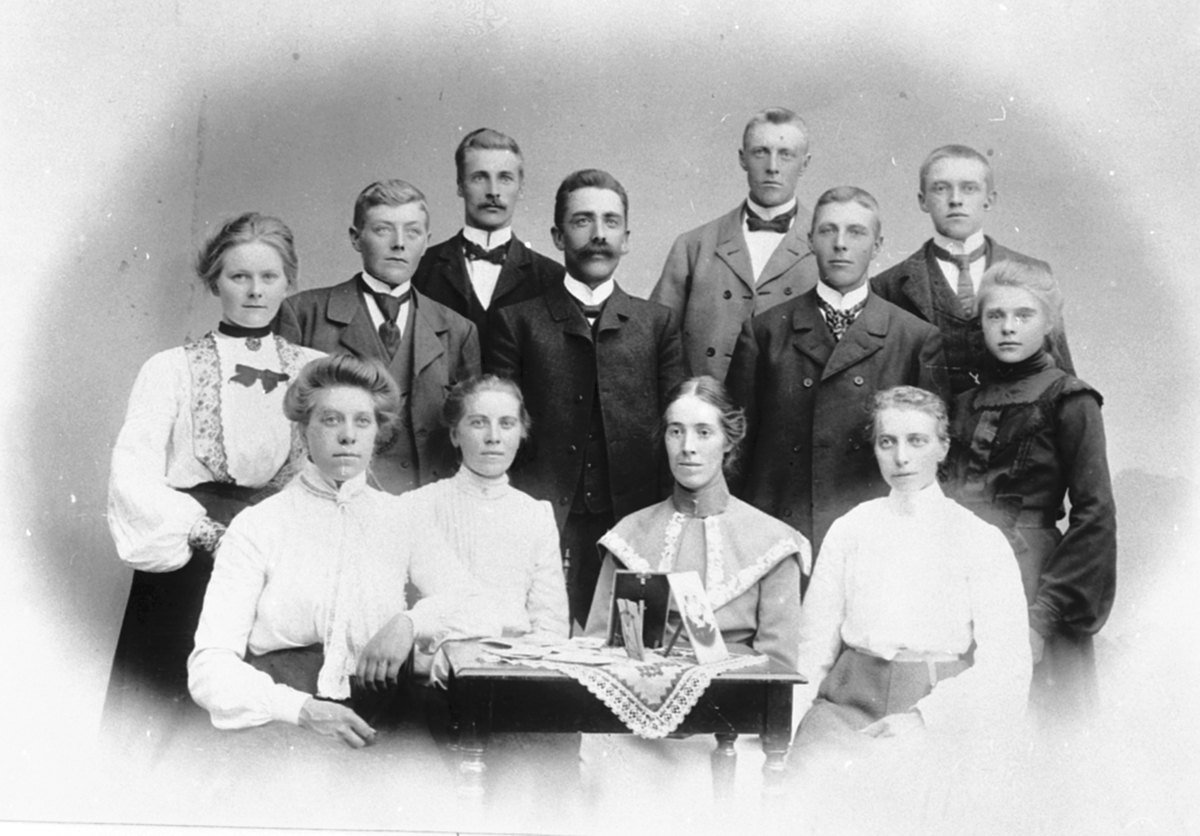 Anno Domkirkeodden, Lærer E. Bølvikens blandede kor på Årengen, Nes, Hedmark. Foran fra venstre er Klara Hoelstad (1883-1910), Pauline Hoelstad (1877-1966), Sigrid Olsen, Martha Hoelstad (1873-1949). Stående i midten fra venstre er Thora Bye (1883-1906), Karl Bye (1872-1963), Erik Bølviken, Bernhard Hoelstad (1879-196…