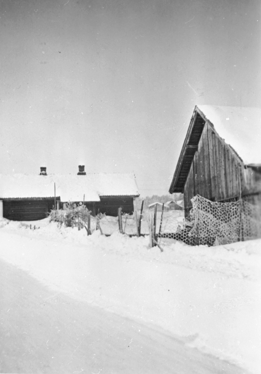 Anno Domkirkeodden, Tambustuen, tidligere husmannsplass under Nes prestegård, Ringsaker. Huset er flyttet fra husmannsplassen Sveen, Nes. Vinter.
