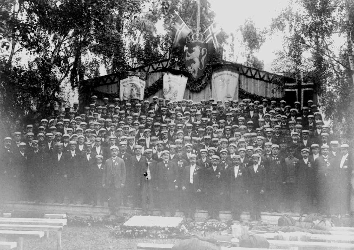 Anno Domkirkeodden, Stor gruppe korsangere samlet på Frydenlundsenga, Nes, Hedmark. Gjøvik Håndverkerers Sangforening, Gjøvik Sangforening, Hamar Korforening, Mjøsegnenes Sangforening, Den Andre Samling.
