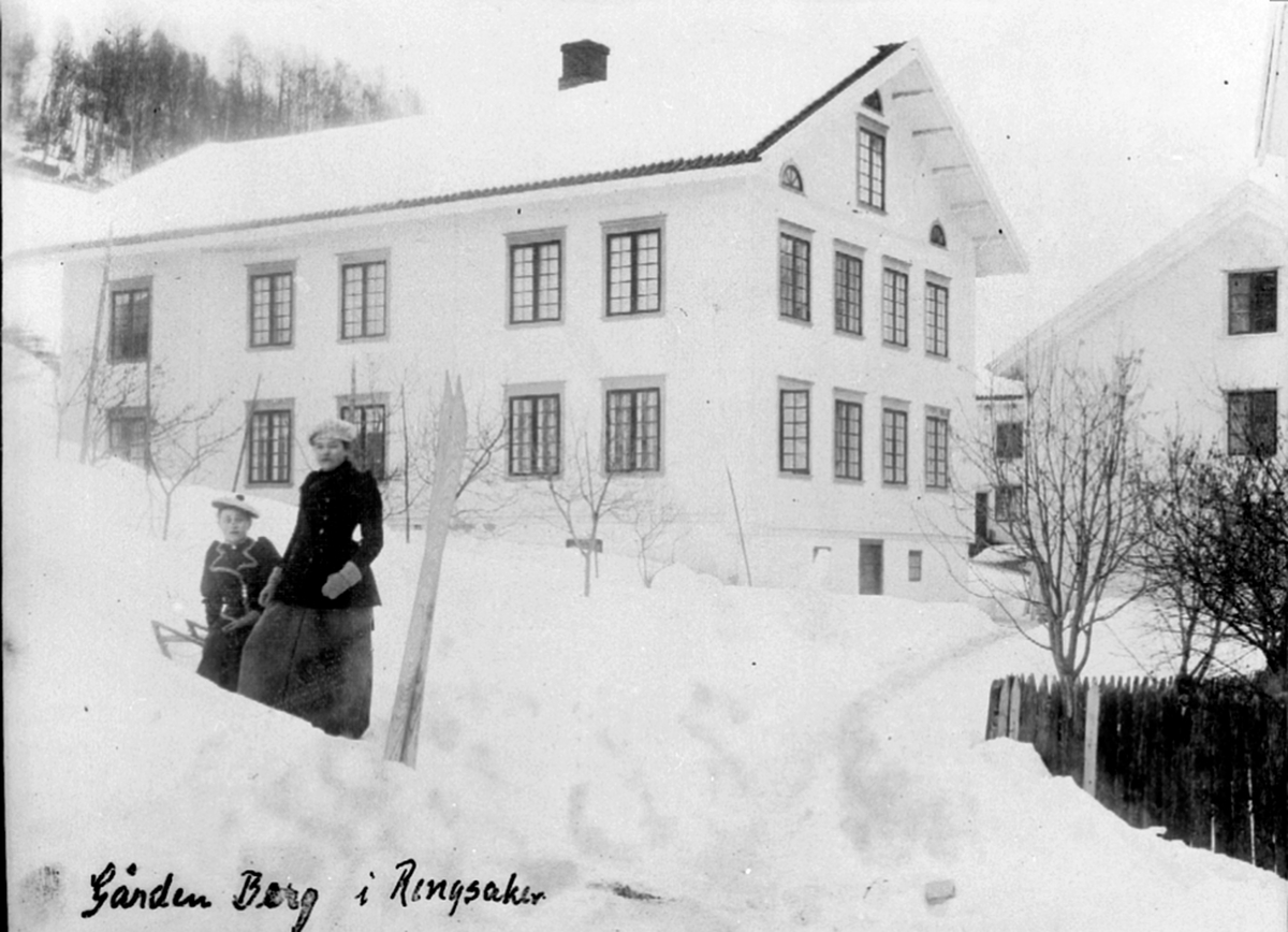 Anno Domkirkeodden, To kvinner foran tjenerboligen på Berg gård, Brøttum, Ringsaker. Utleid i forbindelse med jernbaneutbyggingen.
