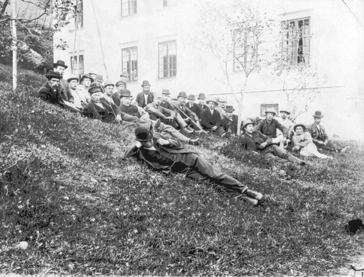 Anno Domkirkeodden, Stor gruppe anleggsformenn for jernbaneutbyggingen Hamar-Selbanen. Leide seg losji i tjenerboligen på Berg gård, Brøttum, Ringsaker.