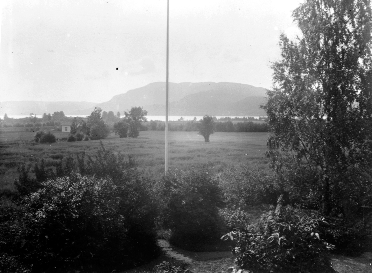 Anno Domkirkeodden, Granerud gård, Brumunddal. Utsikt fra hagen mot Bangsberg. Husmannsplass til venstre.