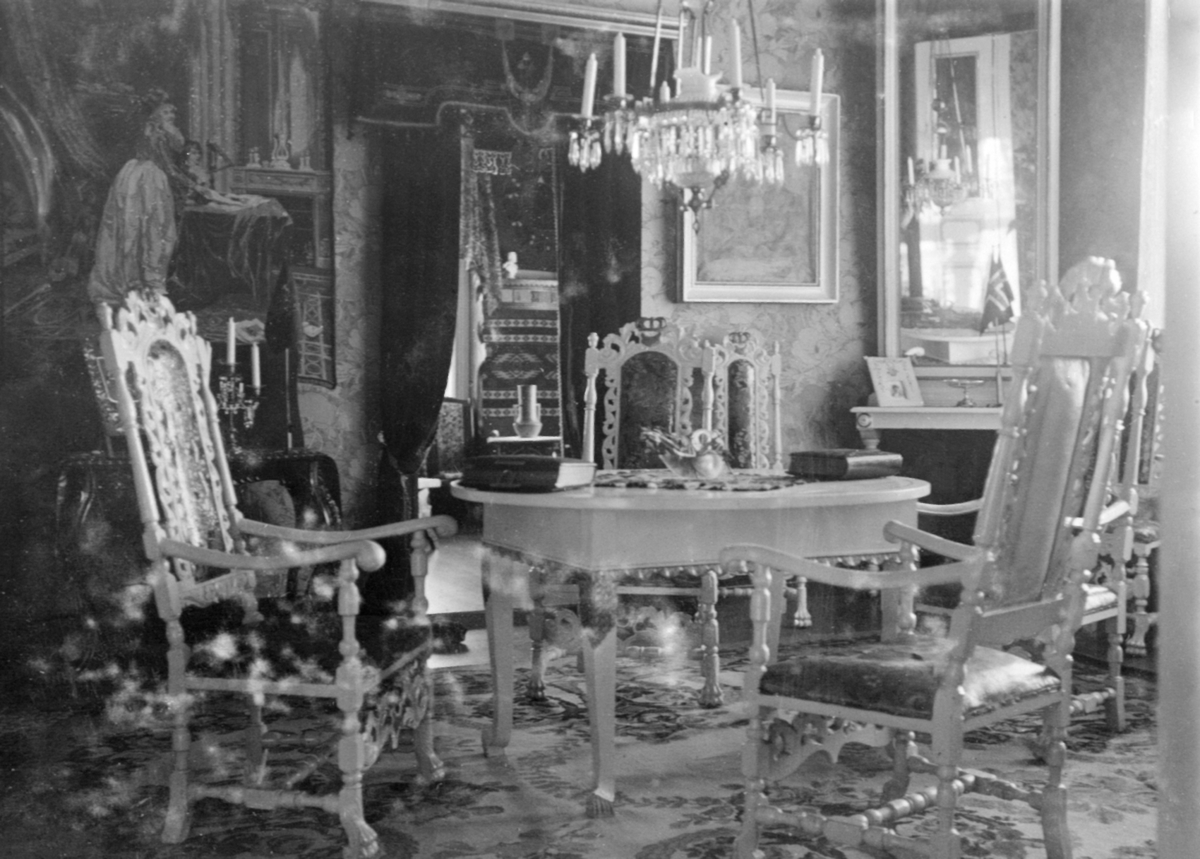 Anno Domkirkeodden, Interiør, stue, Stein gård, Ringsaker. Prismekrone, speil, møbler.