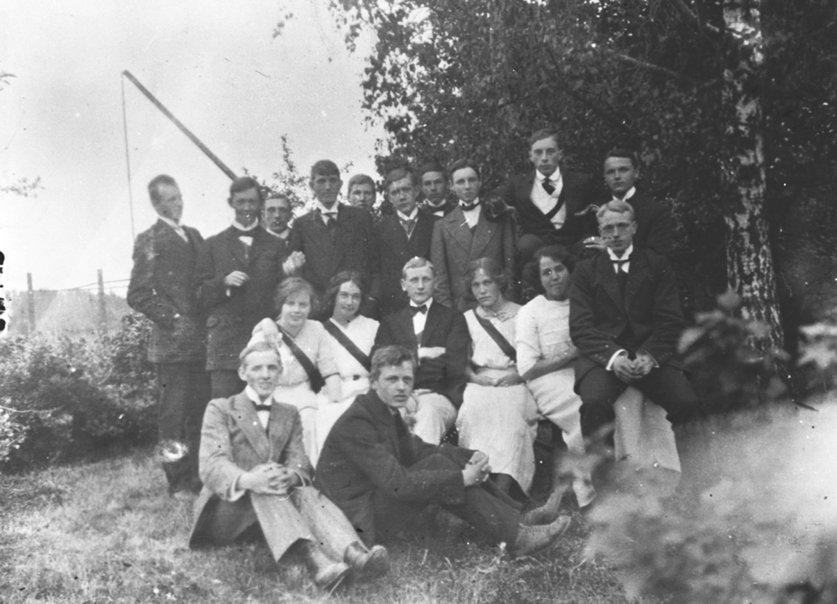 Anno Domkirkeodden, Stor gruppe rødruss på fest hos doktor Karl Løken på Granerud gård, Brumunddal.