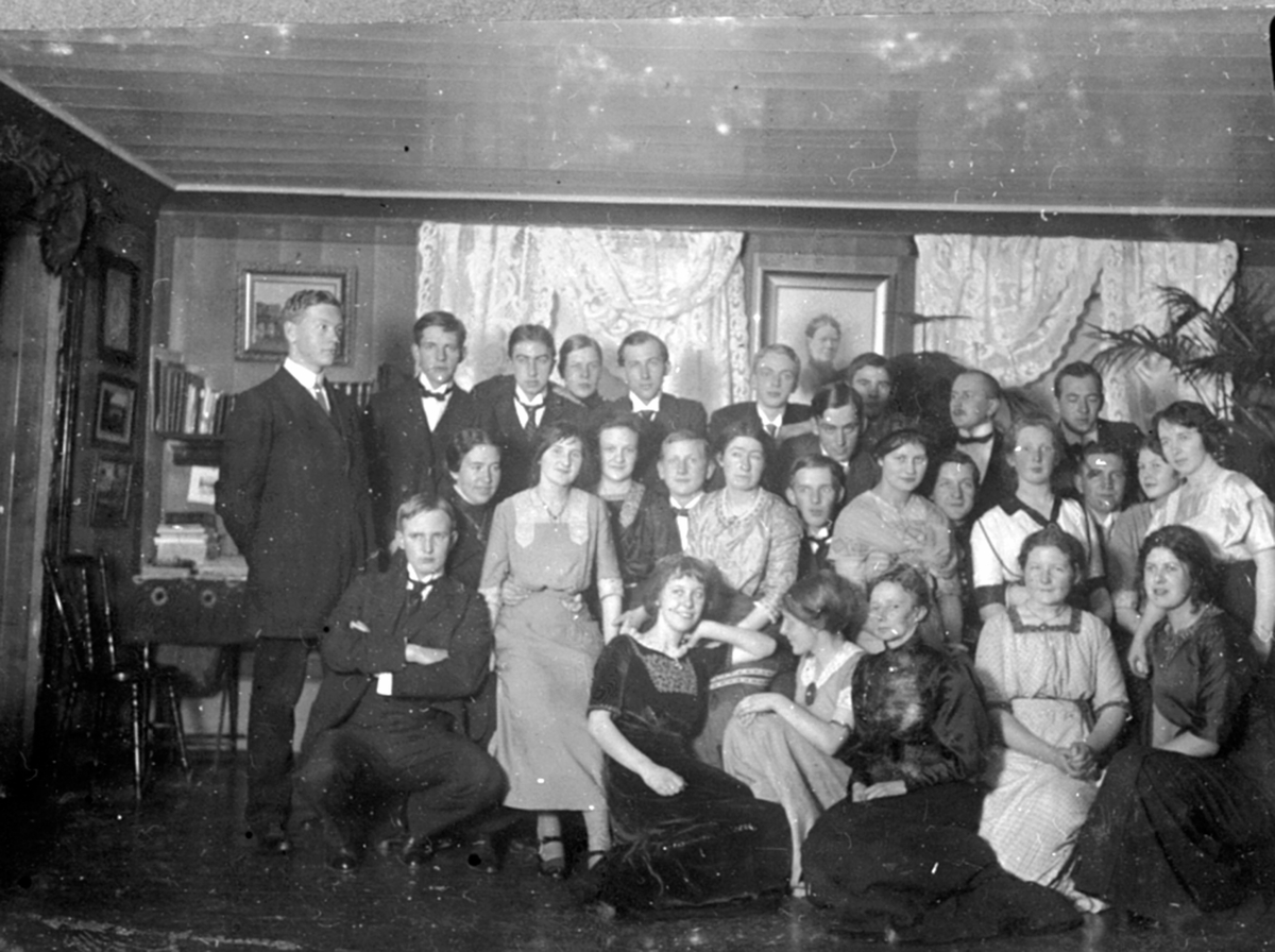 Anno Domkirkeodden, Stor gruppe festkledde i juleselskap på Granerud gård, Brumunddal.