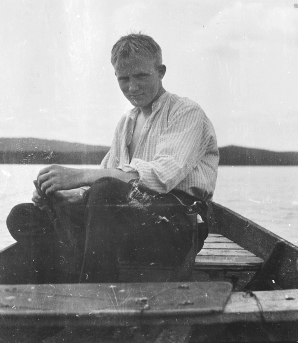 Anno Domkirkeodden, Olav Løken fisker med oterfjøl fra robåt på Mesnavannet, Ringsaker.