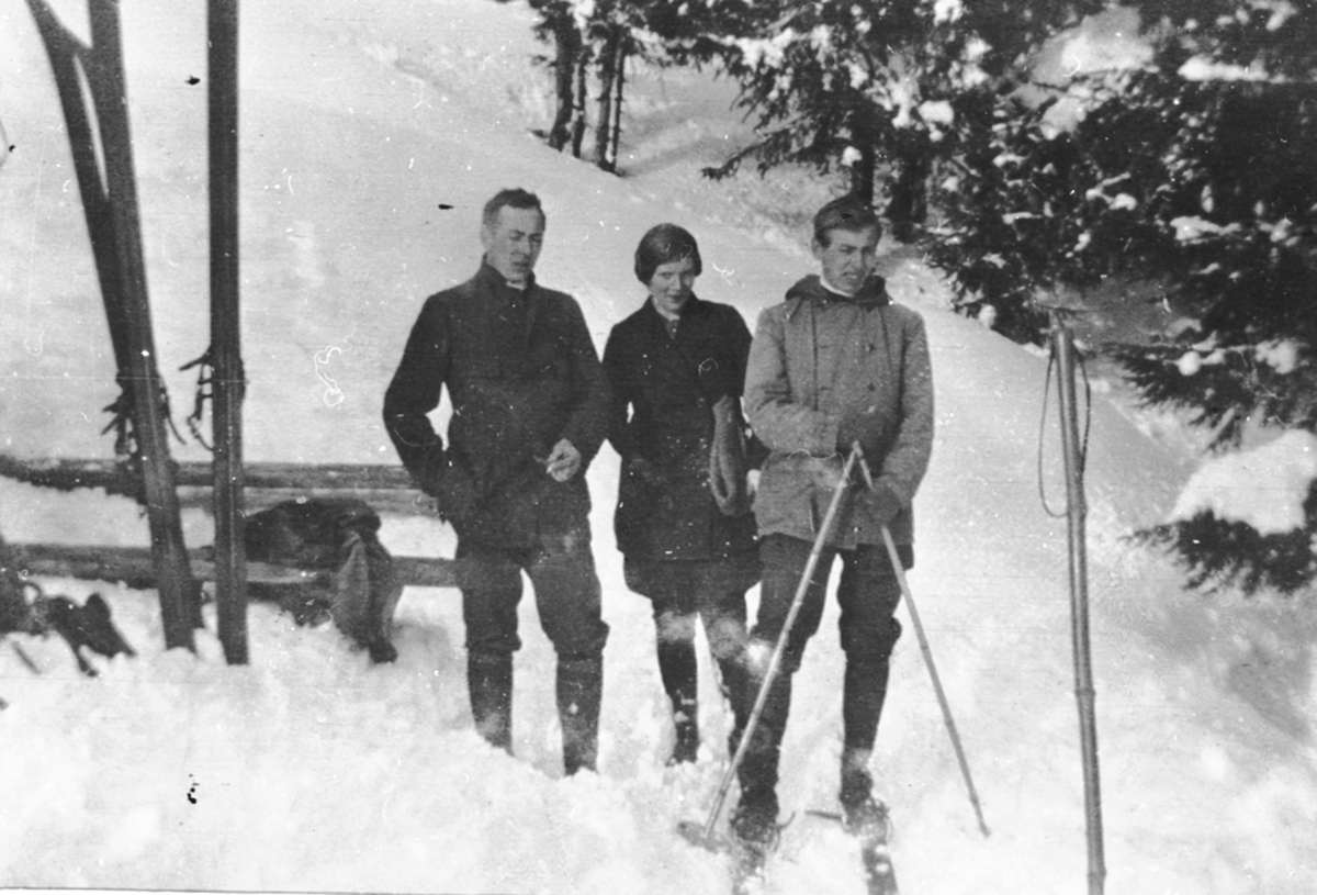 Anno Domkirkeodden, Tre personer med ski og staver. Karl Løken, Brumunddal til høyre.