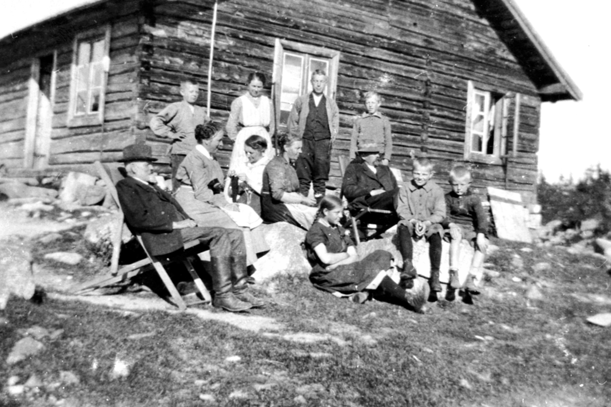 Anno Domkirkeodden, Barn og voksne foran hytte på Øyungen, Ringsakerfjellet.