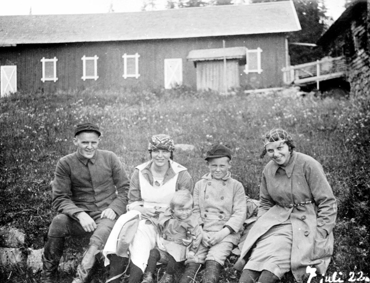Anno Domkirkeodden, Voksne og barn i gresset på Harkerud gård, Mesnalia, Ringsaker. Fra venstre er Karl Løken, Alfhild Løken, Margrethe Løken, Christian Sundt, tannlege frøken Jørgensen.