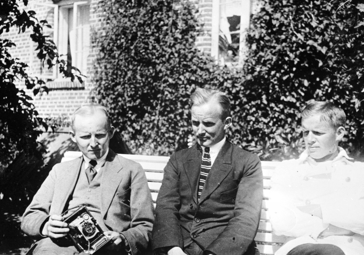 Anno Domkirkeodden, Tre brødre i hagen på Granerud gård, Ringsaker. Christen Løken med fotoapparat, Olav Løken, Karl Løken.
