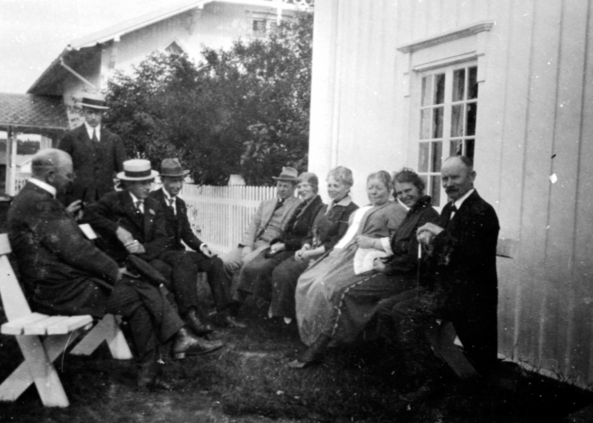 Anno Domkirkeodden, Familiegården Nedre Løken, Heradsbygd, Elverum, doktor Karl Løken sitt barndomshjem. Familien Løken besøker slektninger.