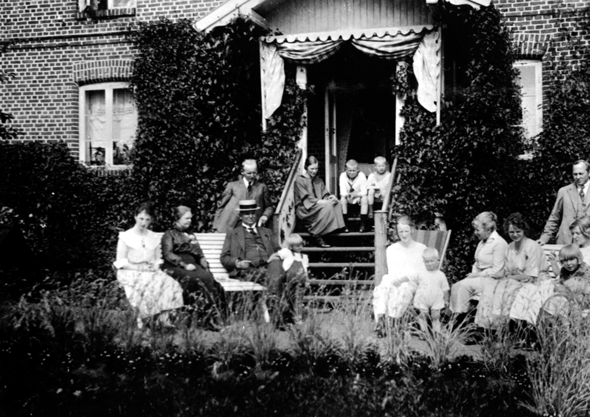Anno Domkirkeodden, Familien til doktor Løken samlet foran huset på Granerud gård, Brumunddal.