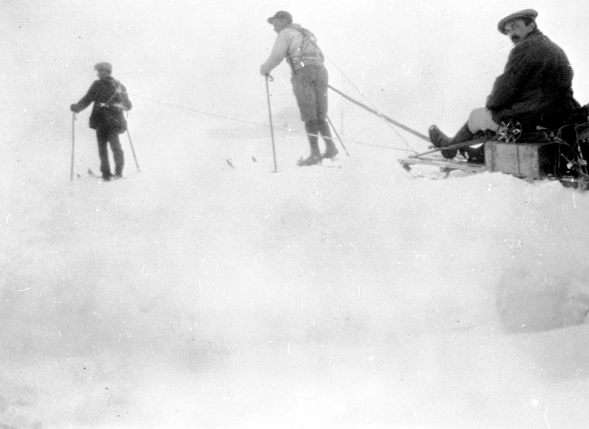 Anno Domkirkeodden, To menn drar kjelke. Jacob Nielsen sitter på. Påskeferie på Nysætra. Påskeferie på Nysætra.