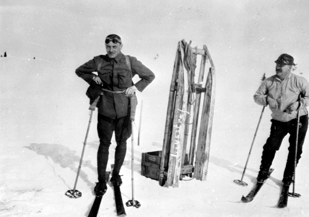 Anno Domkirkeodden, To skiløpere, Grinaker og Ludvig Nielsen. Påskeferie på Nysætra. Skikjelke kalt "Livstraff".