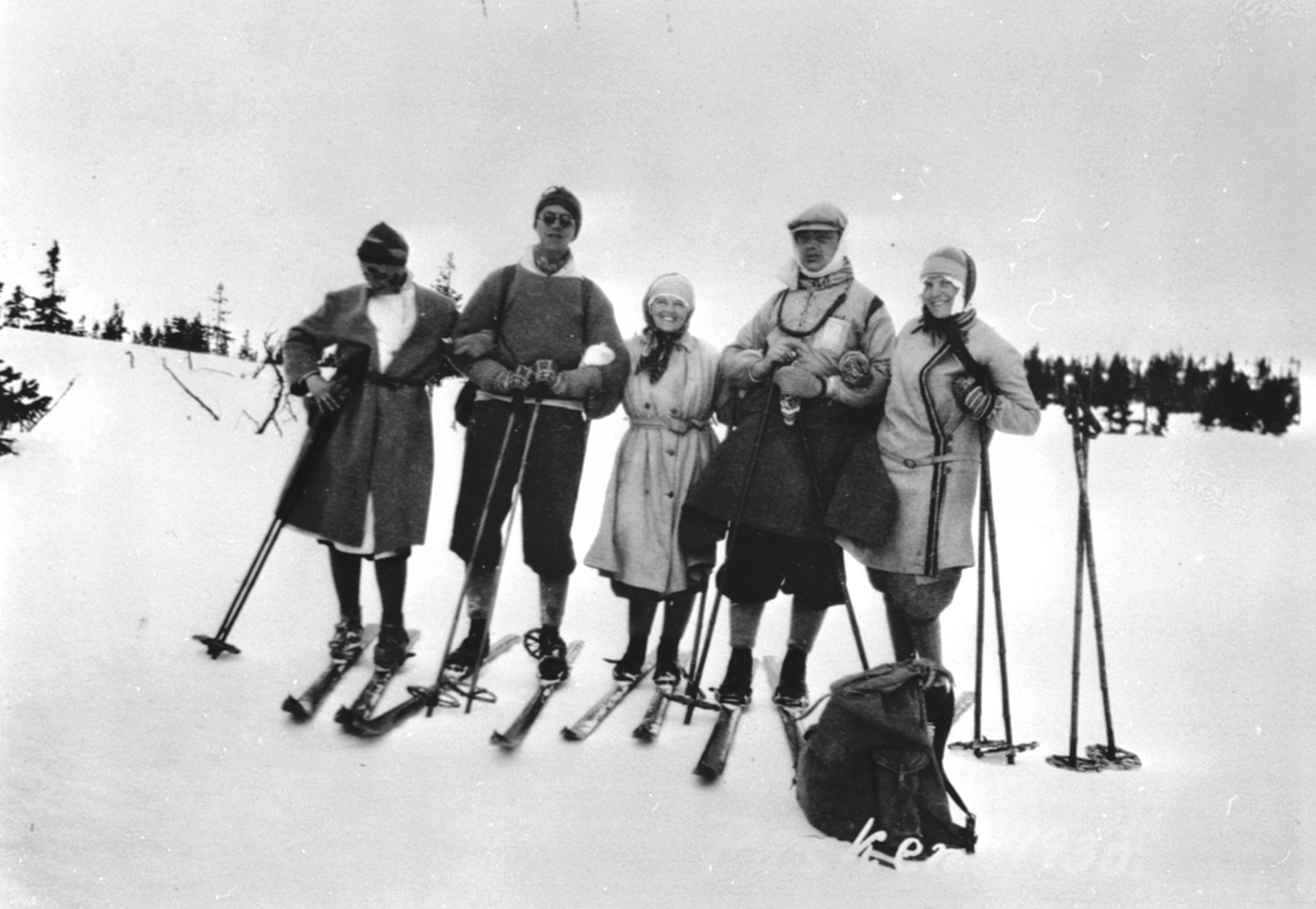Anno Domkirkeodden, Påskeferie på Bjønnåsen, Fem på ski. Fra venstre er Alfhild Løken, Karl Løken, fru Thune Ellefsen, Thune Ellefsen, Ragnhild Bjørnerud.