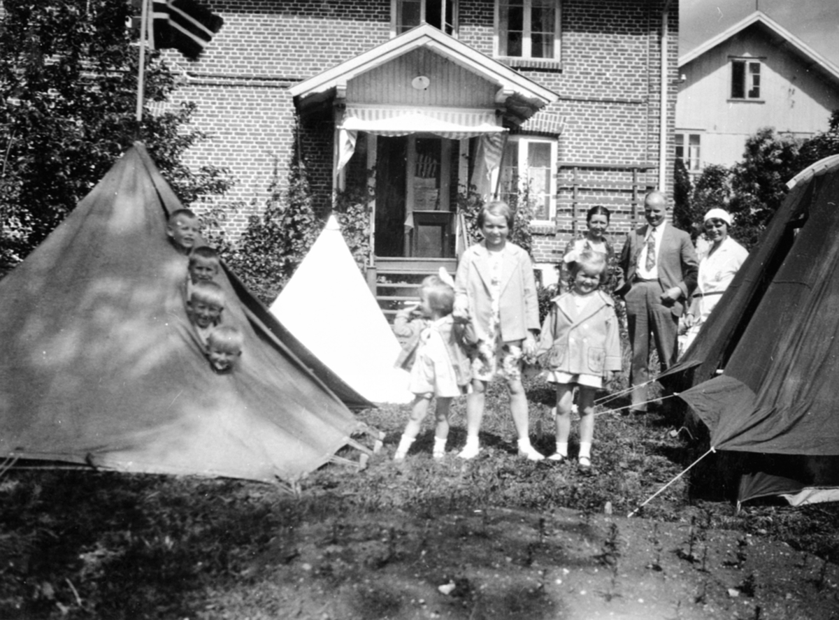 Anno Domkirkeodden, Barn og voksne ved telt i hagen på Granerud gård, Brumunddal. Familien Løken.