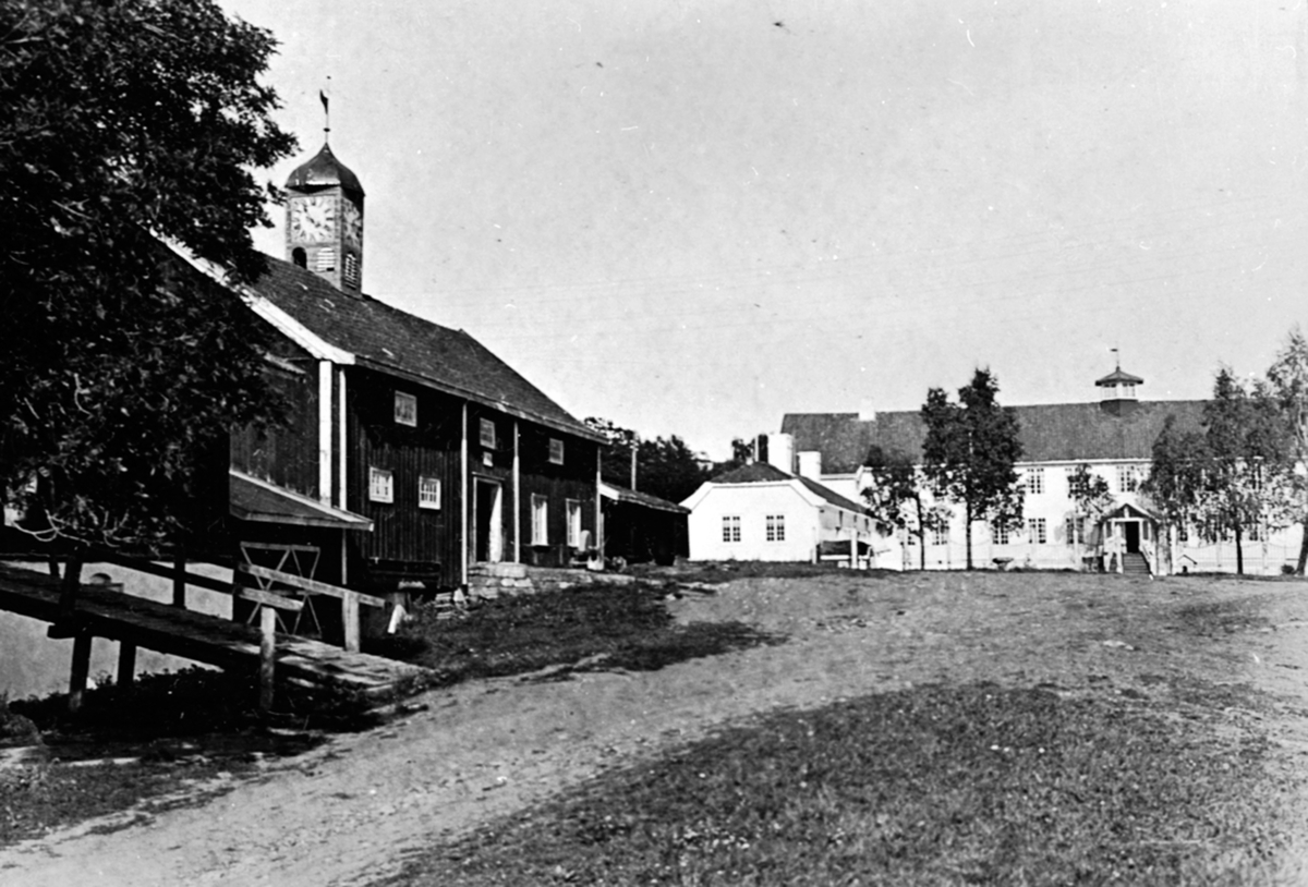 Anno Domkirkeodden, Gårdsplassen på Hovinsholm gård, Helgøya. Stabbur med stabbursklokke til venstre. Hovedbygning i front.