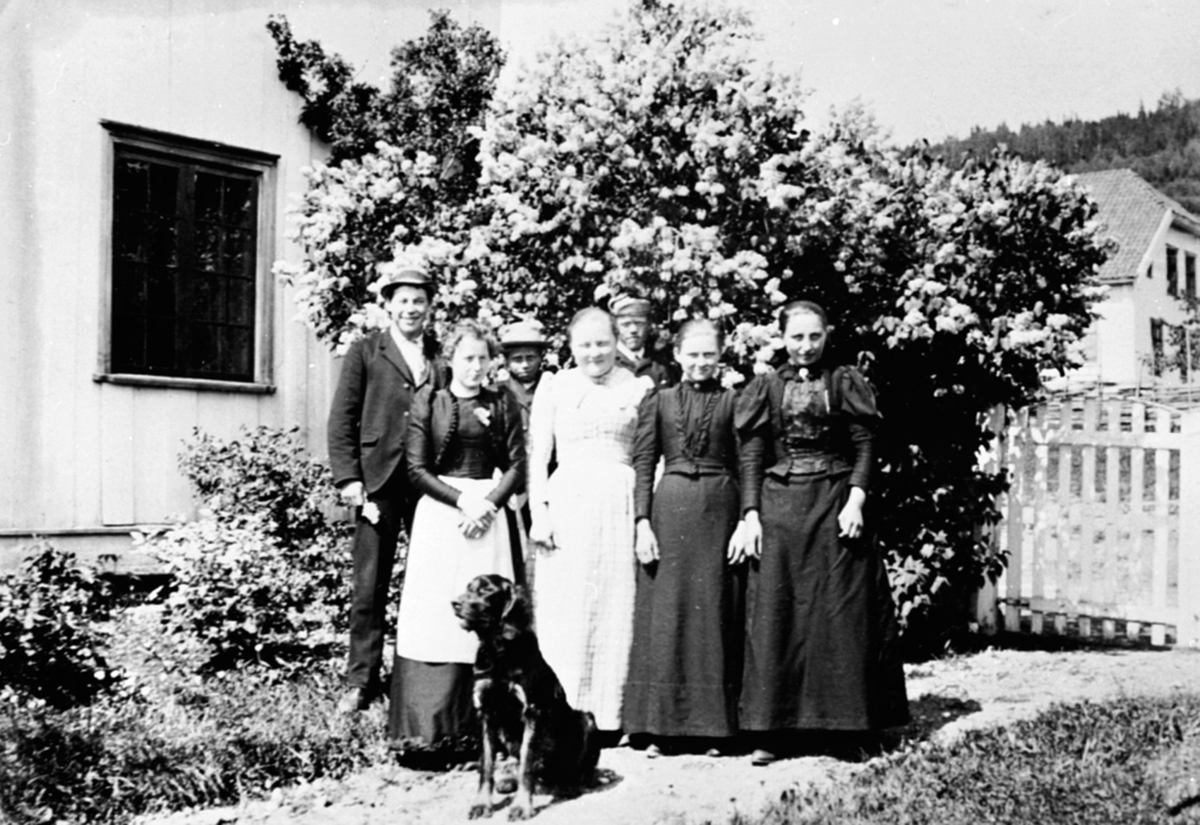 Anno Domkirkeodden, Tjenestefolk/arbeider i finklær utenfor hovedbygningen på Løken østre, Veldre, Ringsaker.