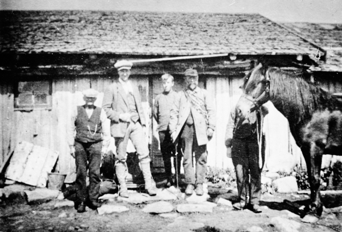 Anno Domkirkeodden, Gruppe menn med hest foran størhuset på Prøva seter i Ringsakerfjellet.