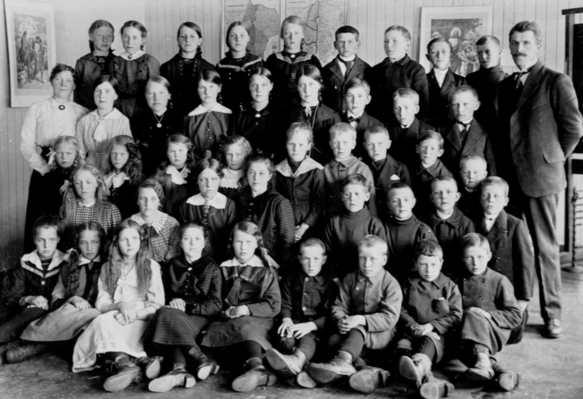 Anno Domkirkeodden, Elever og lærere ved Gålås skole, Furnes, Ringsaker. Til venstre er lærerinne Marthe Herseth.