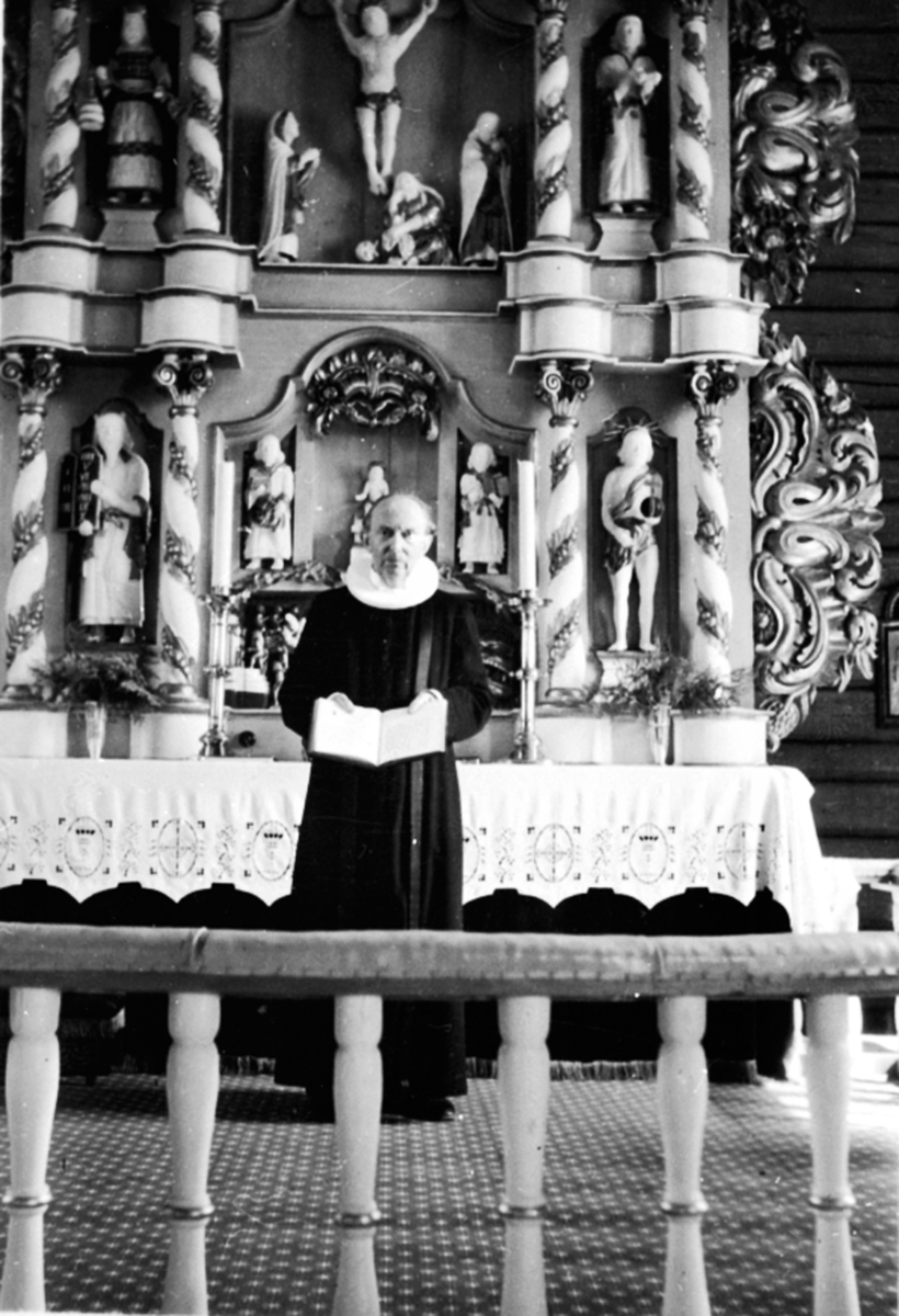 Anno Domkirkeodden, Sogneprest Thomas Hauge foran alteret i Brøttum kirke, Ringsaker.