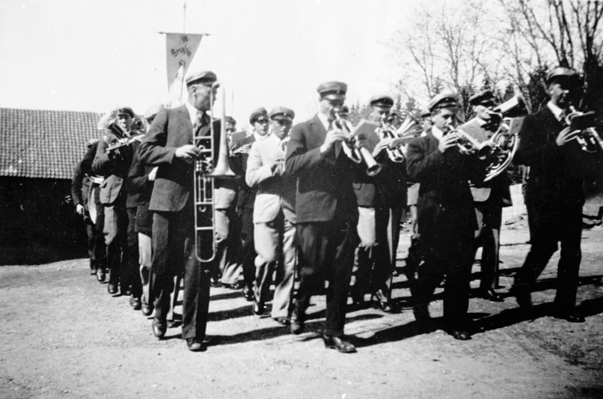 Anno Domkirkeodden, 17. maitog fra Bergheim skole til Brøttum kirke, Ringsaker. Musikkorpset er Brøttum Musikkforening.