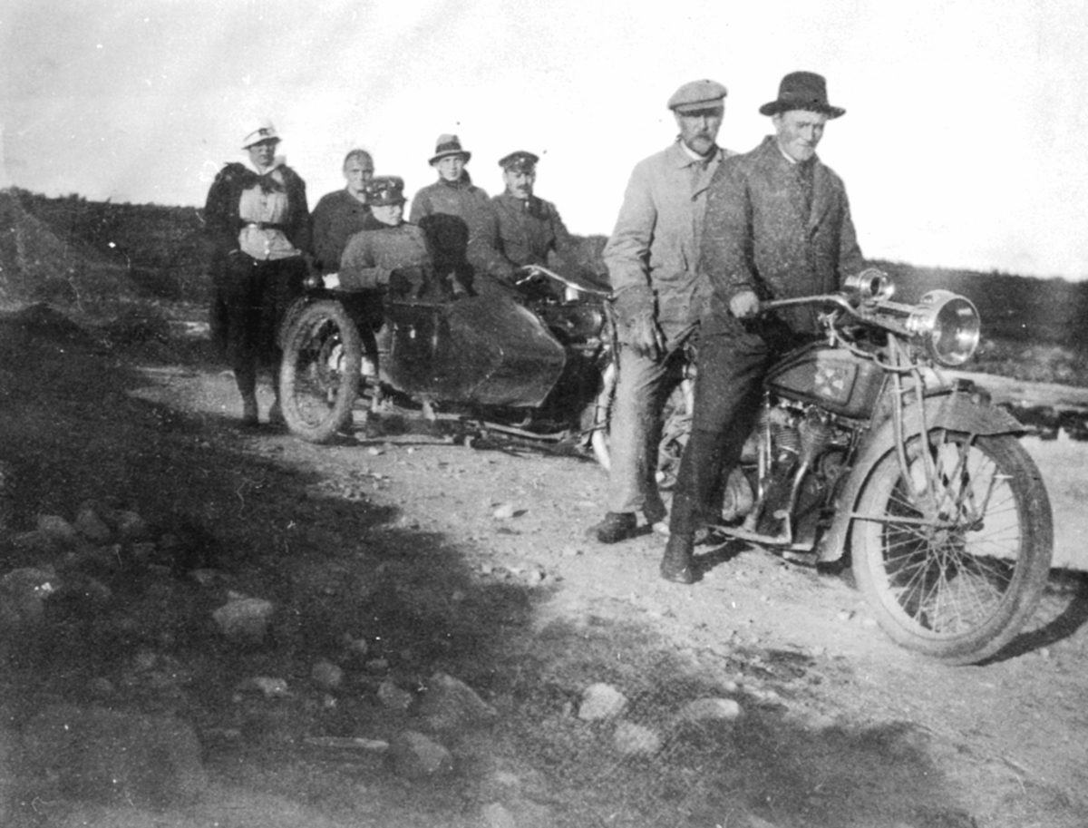 Anno Domkirkeodden, Bak er Excelsior 1000cc med sidevogn fra rundt 1919, første slike på Brøttum, bak en Indian Power Pluss fra samme tidsrom. Fører motorsykkel foran er Gudbrand Kinde f.1891, passasjer er A.G. Kinde (trolig Andreas Gudbrandsen Kinde f.1862). .