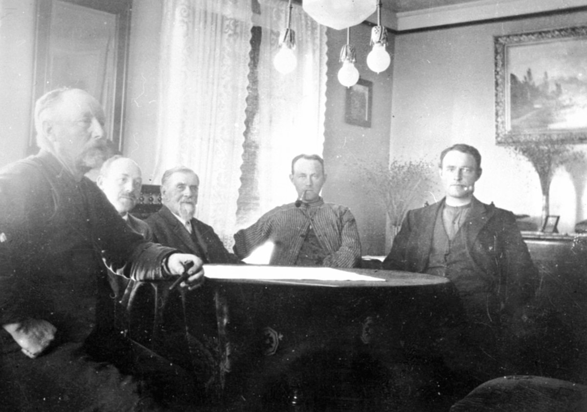 Anno Domkirkeodden, Fra venstre er Andreas Gudbrandsen Kinde f.1862, ukjent, Torstein Alm f.1846, Aksel Kinde med pipe, Gudbrand Kinde, interiør, stue på Alm øvre, Brøttum, Ringsaker.
