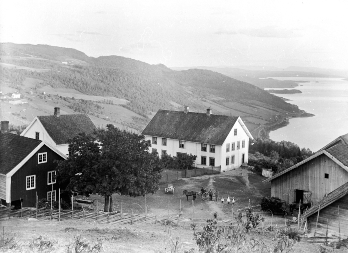 Anno Domkirkeodden, Tunet på Lier gård, Brøttum, Ringsaker. Utsikt mot Ring og Mjøsa.