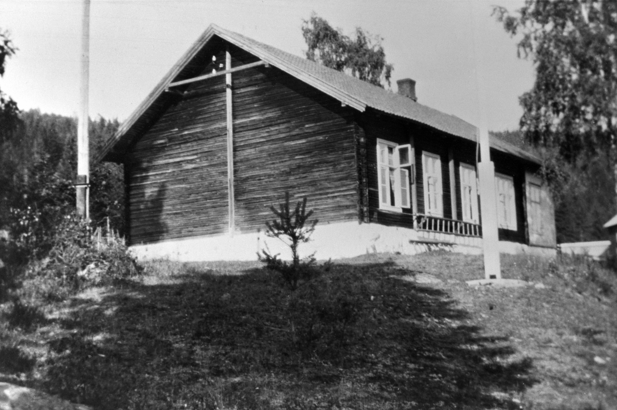 Anno Domkirkeodden, Eksteriør. Forsamlingslokalet Solvang på Brøttum, Ringsaker. Tidligere Smiubakken. Søndre Brøttum arbeiderforening bygde huset i 1905.
