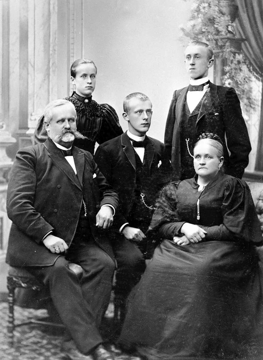 Anno Domkirkeodden, Familien Berg. Sittende er gårdbruker Christian Berg f.1846, Marthinus Berg f.1879, Karen Berg f.1842. Bak er Agnes Berg f.1882, Gunnar Berg f.1880. Berg store, Brøttum, Ringsaker.