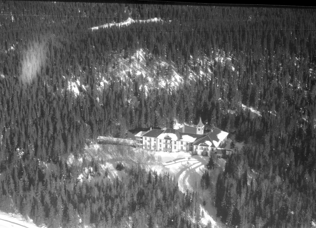 Widerøes Flyveselskap A/S, Mesnalien kurhotell, kursted, Mesnalia, Ringsaker. Vinter. Flyfoto.