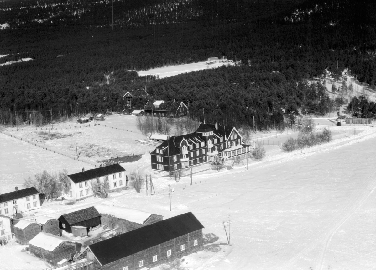 Widerøes Flyveselskap A/S, Flyfoto av Dombås turisthotell, vinter.