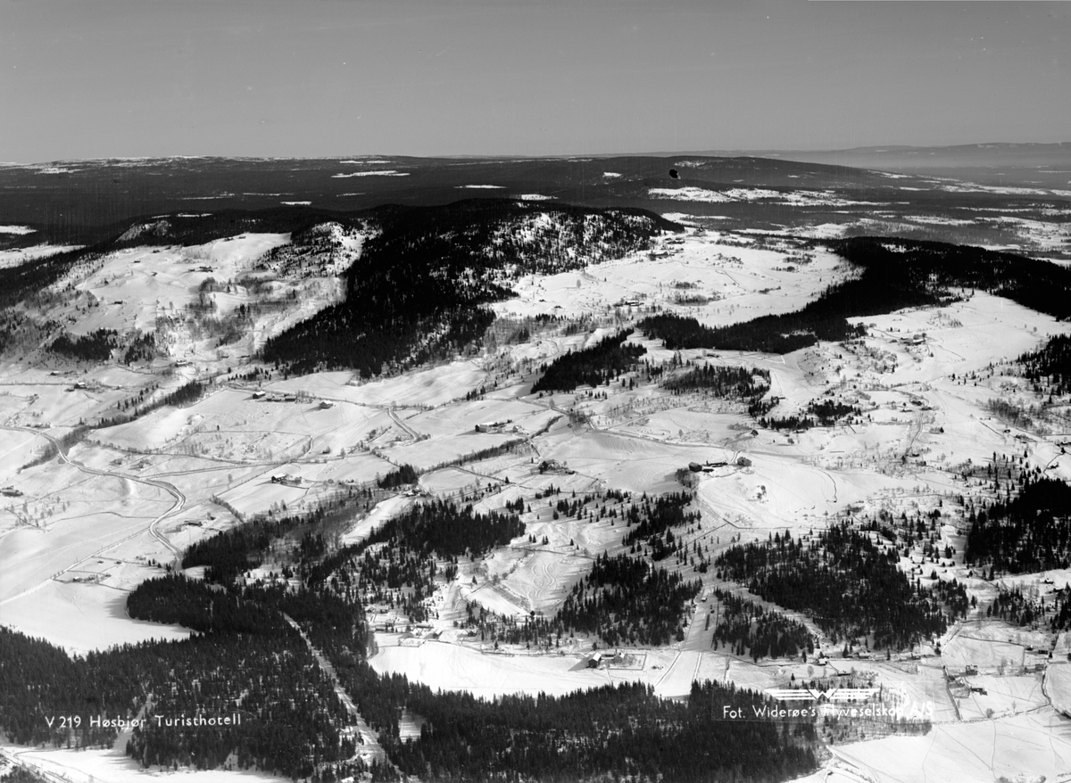 Widerøes Flyveselskap A/S, Flyfoto av Høsbjøråsen, Ringsaker. Oversikt fra stor høyde.
