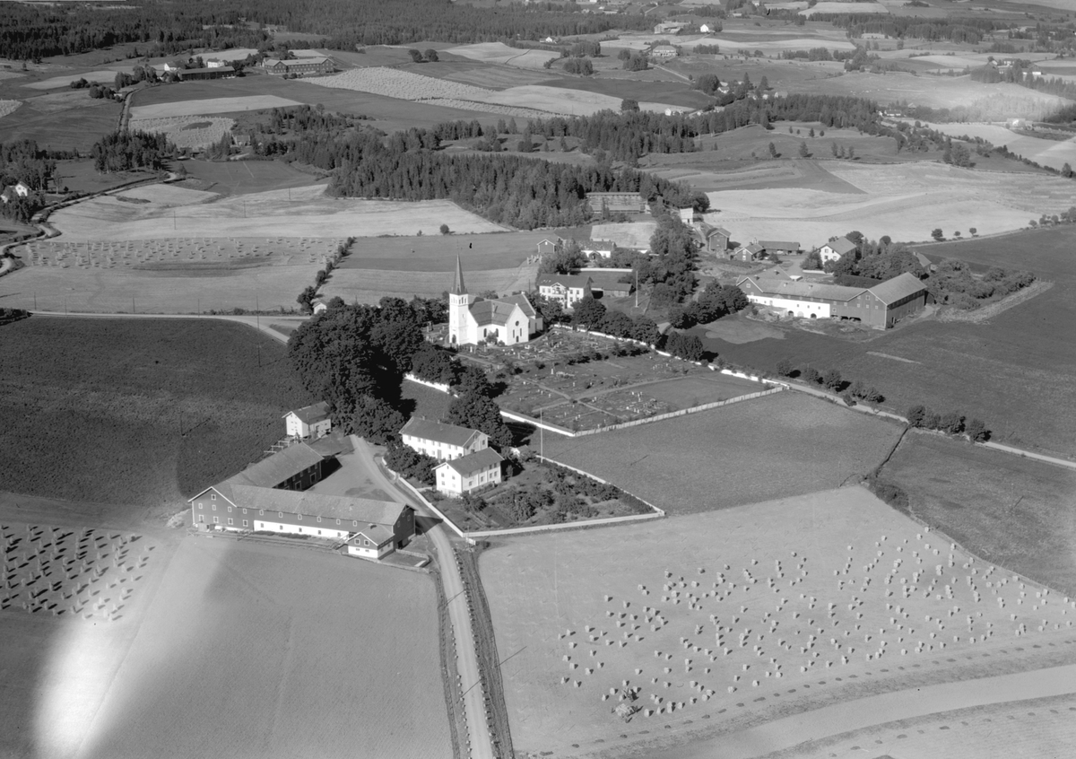 Widerøes Flyveselskap A/S, Flyfoto av Furnes kirke, Ringsaker og Deglumgarder.