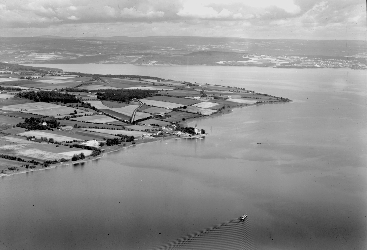 Widerøes Flyveselskap A/S, Flyfoto Tingnes, Nes kirke, Mjøsa, båter, stor oversikt.
