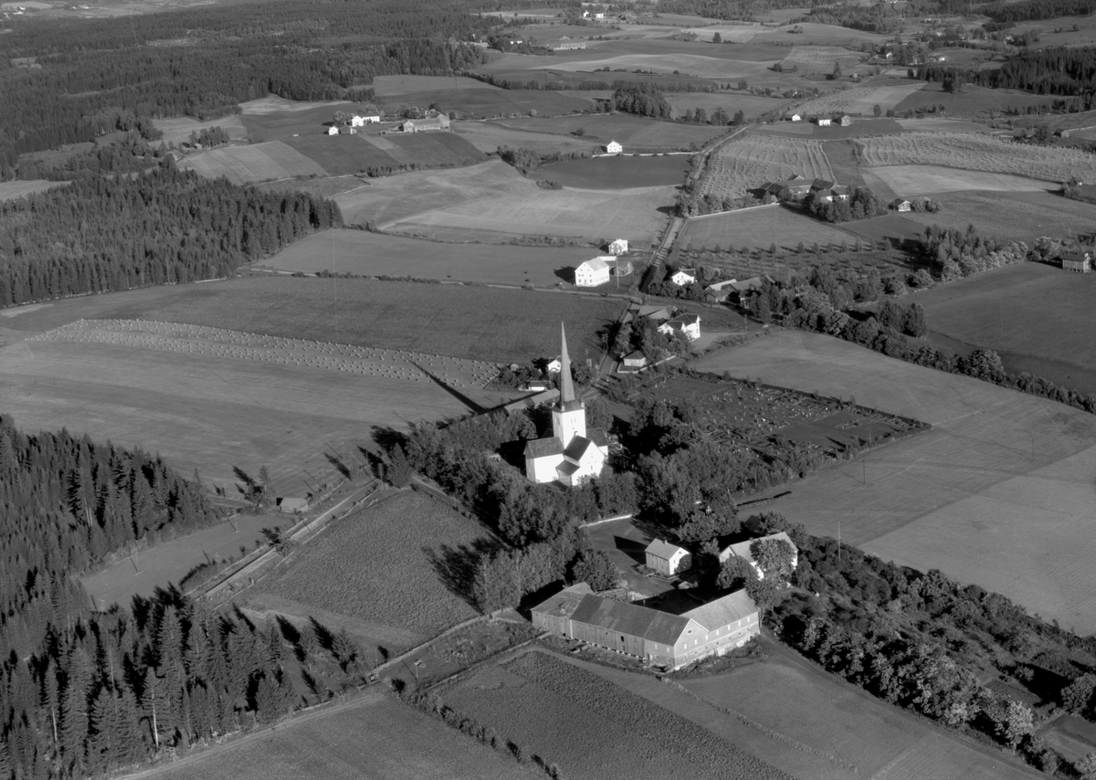 Widerøes Flyveselskap A/S, Flyfoto av Ringsaker kirke og prestegarden.
