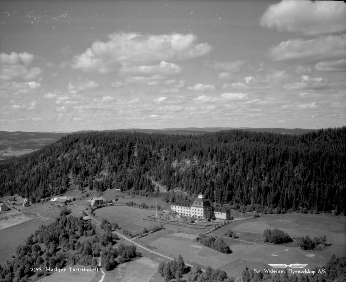 Widerøes Flyveselskap A/S, Flyfoto av Høsbjør turisthotell, Ringsaker.