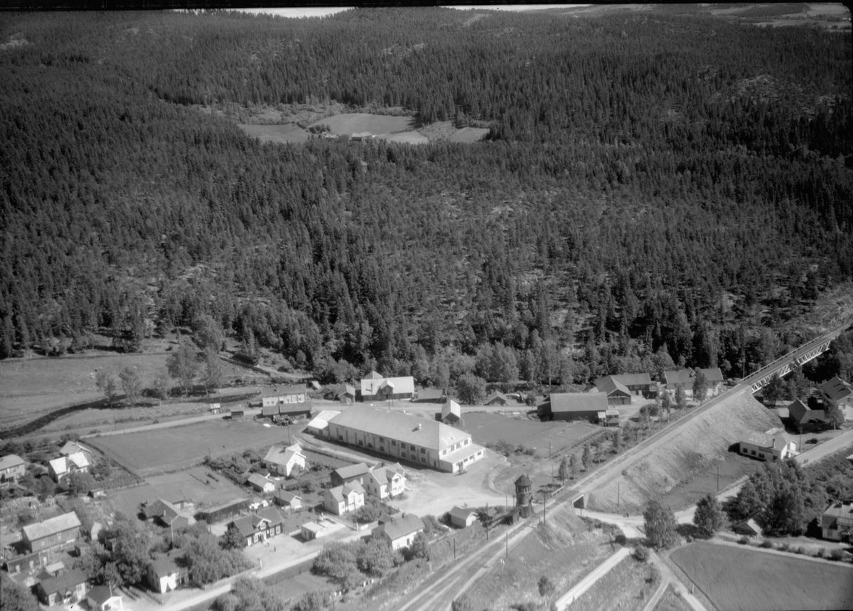Widerøes Flyveselskap A/S, Flyfoto av Moelv sentrum med Sundgårds Lærfabrikk, Moelv stasjon i forgrunn.