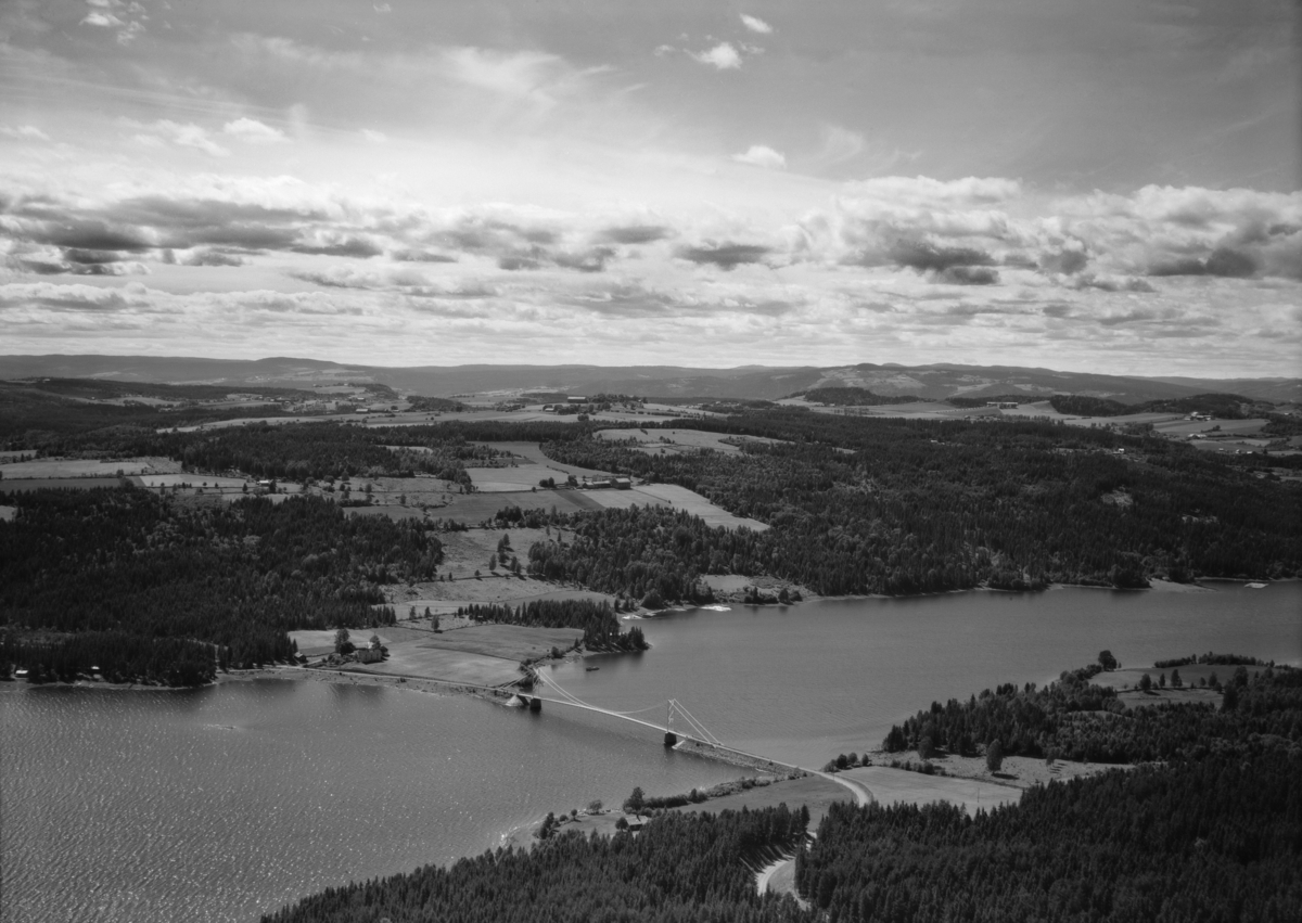 Widerøes Flyveselskap A/S, Flyfoto, Framnesbrua, landskap rundt Botsenden, Ringsaker. Mjøsa.